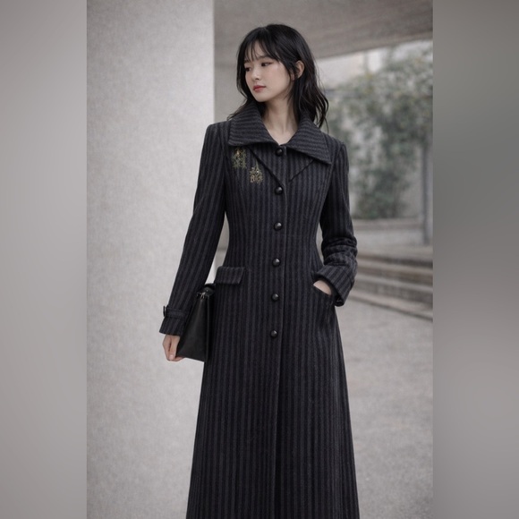 Vintage 80% Wool Striped Long Coat – Elegant Embroidered Detail - Picture 3 of 7